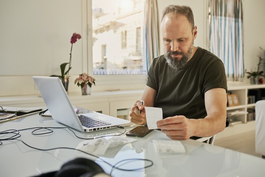 mężczyzna pracujący przy laptopie